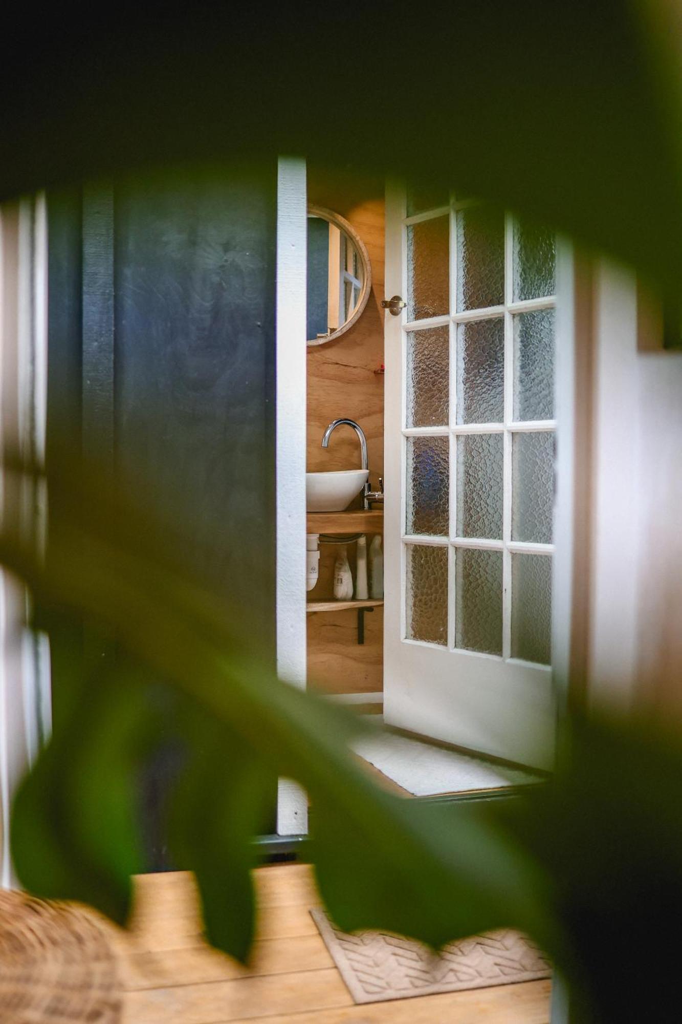 Kaitake Kabana - Unique, Off-Grid, Studio Retreat Oakura Eksteriør billede